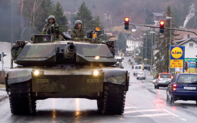 Captura de pantalla 2014 07 04 a las 112907 - El Ejército saca los tanques a la calle para que hagan sus necesidades y jueguen con otros tanques