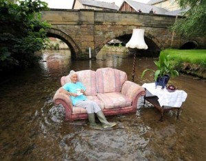 Una señora se instala en el río Segre