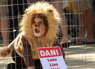 Sustituyen a los animales del Zoo por niños