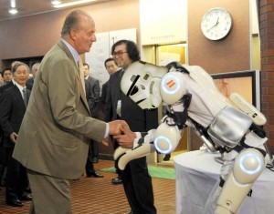 Aguirre suspende la fabricación del robot que grita «¡Viva el Rey!»