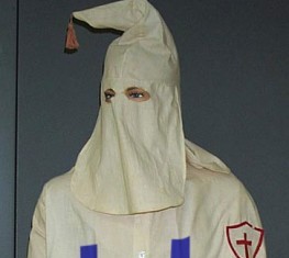 Adolfo Domínguez diseñará el nuevo uniforme del Ku Klux Klan