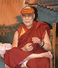 El Dalai Lama previene contra el desgaste de los neumáticos