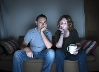 Una película pornográfica lleva a una pareja a practicar el cineforum