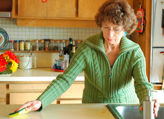 Friega la cocina sabiendo que mañana volverá a estar igual de sucia