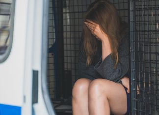 Detienen a una profesora que iba por ahí enseñando