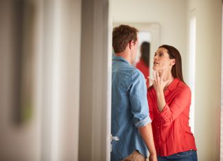 Una pareja repite una discusión porque no la oyeron los vecinos