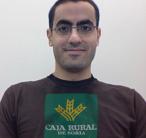 Un Hombre Normal Sale A La Calle Con Una Camiseta De Caja Rural El 