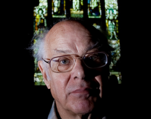 Entra en una iglesia y pide el libro de reclamaciones