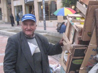 Don Simón fallece rodeado de cartones