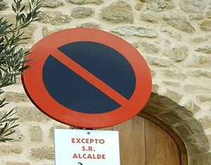 Un alcalde cierra las calles al tráfico para que no le rayen el coche nuevo