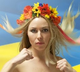 Una chica desnuda clama contra la cosificación de la mujer ante un público entregado