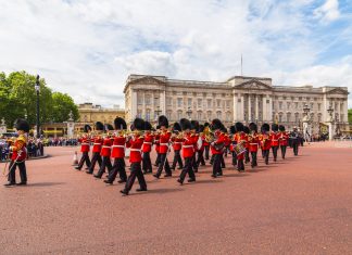 La Reina Isabel II escupe la flema inglesa