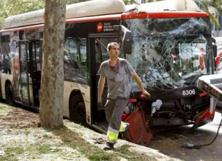 El conductor de un autobús cede su asiento a una anciana