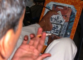 Pinta con los pies porque está fumando con las manos