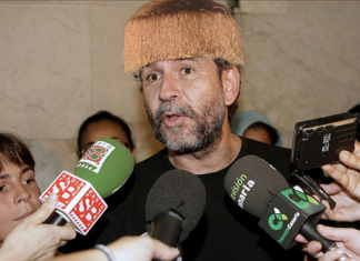 Willy Toledo, doctor honoris causa por el bar «Los porretas»