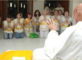 Un profesor de yoga obligaba a arrodillarse ante ETA