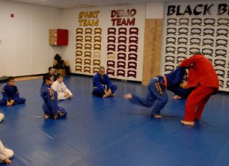 Un niño obtiene el cinturón negro tras liquidar al profesor de karate de una patada