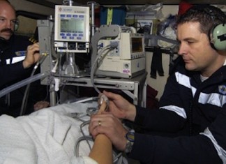 Pone en peligro su vida al contorsionar su cuerpo para silenciar un pedo