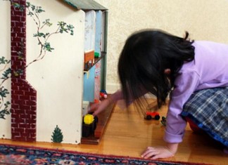 La hija de un banquero ejecuta un desahucio en su casita de muñecas