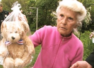 Una niña asesina a sus peluches y esconde los cuerpos en un baúl