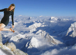 Alcanza la cima del Everest con tacones de aguja y vestido de noche