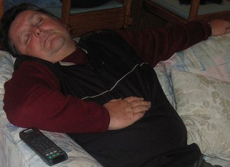 Experto en resolución de conflictos internacionales, durmiendo en el sofá