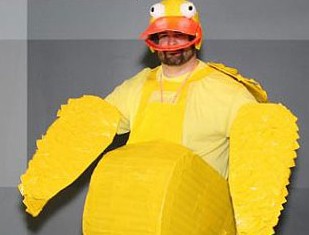 Se disfraza de patito de ducha para ver a su vecina desnuda