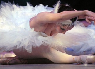 Una bailarina del Ballet Ruso se duerme a media pirueta de puro aburrimiento
