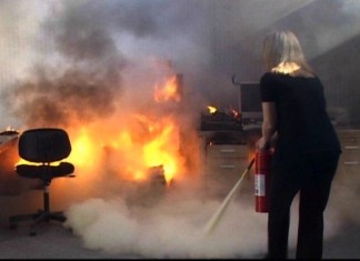 Un incendio obliga a desalojar a los mejores trabajadores de una oficina