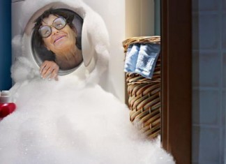 Se mete en el tambor de la lavadora para eliminar personalmente las manchas