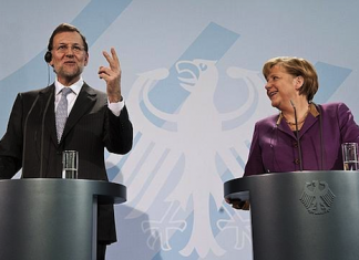 Rajoy se pregunta por qué cuando habla con Merkel siempre se oye por debajo otra voz en alemán