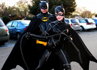 Catwoman le sugiere a Batman sustituir el batcoche por un modelo «más familiar”