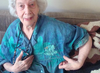 Una señora en bata de boatiné cuestiona el Óscar al mejor vestuario