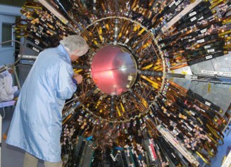 Un físico del CERN se atreve al fin a introducir el pene en el Gran Colisionador de Hadrones