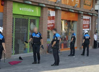 La policía detiene a una falda provocativa