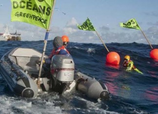 Una zodiac de Greenpeace provoca un vertido en la costa canaria