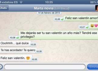 Envía un mensaje de amor por Whatsapp mientras hace de vientre