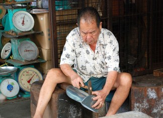 Un viejo de una aldea pobre sale por la tele con tu camisa