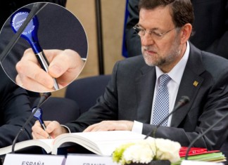 Mariano Rajoy firma un acuerdo internacional con un bolígrafo de propaganda