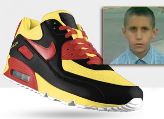 Un niño exige a sus padres unas zapatillas de marca España