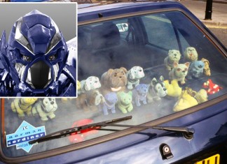 Poderoso Transformer, obligado a llevar humillantes perritos de adorno en el salpicadero