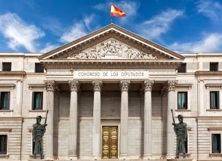 Sustituyen los leones del Congreso por dos antidisturbios de bronce