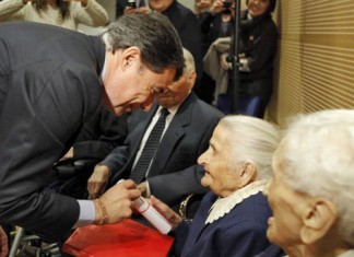 Varias ancianas se unen para comprar todos los asientos del metro