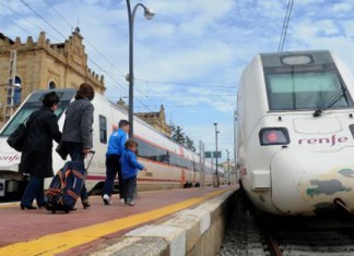 Fomento suprimirá 48 líneas de Renfe con los viajeros dentro