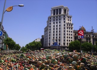 Un bufé giratorio se suelta de su eje y rueda por España sin control