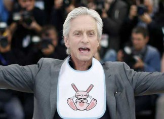 Michael Douglas anuncia que se comerá “un buen coño” en público para demostrar que bromeaba