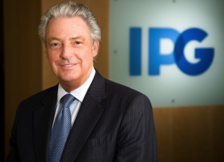 Un empresario ordena imprimir un email para leerlo y luego escanearlo para tener una copia digital