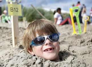 Hallan la cabeza de un niño tirada en la arena de una playa
