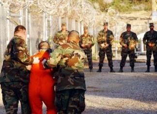 Envía a su hijo a la prisión de Guantánamo para que aprenda inglés