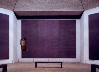 Operarios cuelgan un extintor en el centro de un cuadro de Rothko